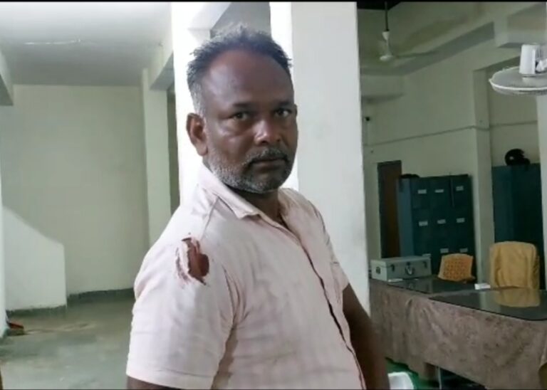 उपसरपंच पर चलाई गोली,चाकू से गोदा