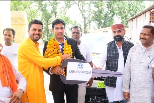 झींगा, मछली फड़फड़ा रहे, मगरमच्छ नए शिकार की तलाश में