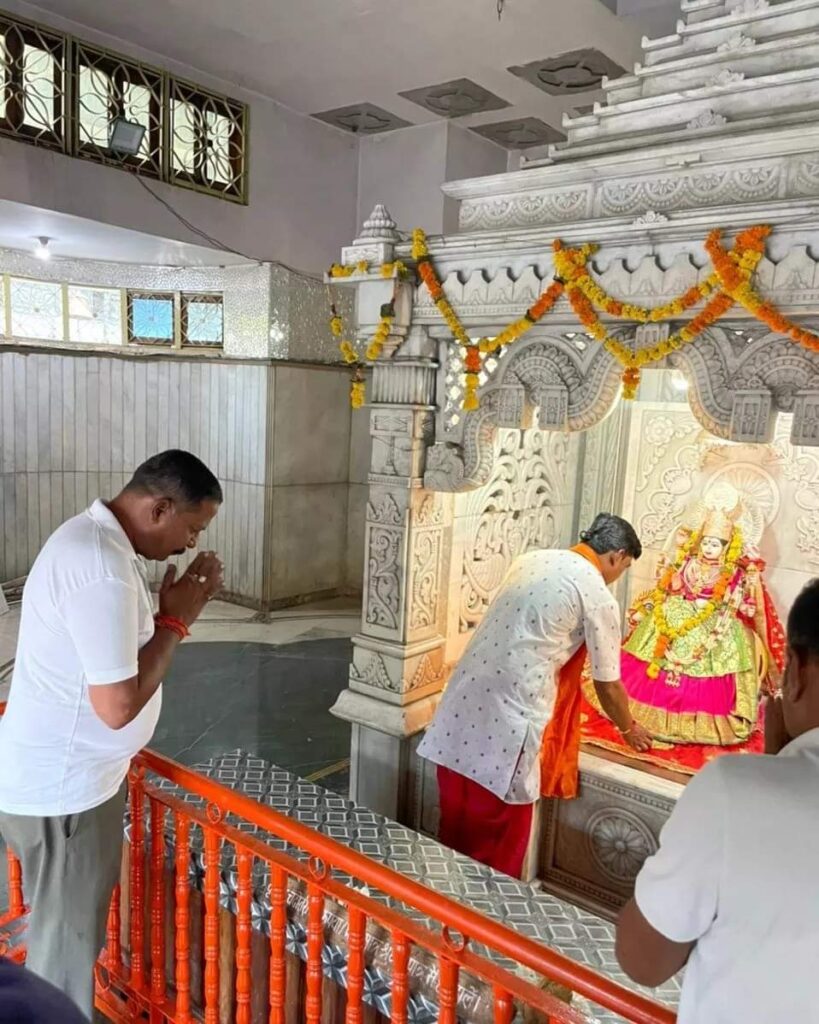 माता के दरबार में मुनमुन 