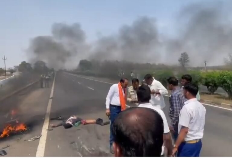 वाहन और बाइक की टक्कर बाइक धू-धू कर जली बाइक सवार का पैर कटकर अलग मौके पर हुई मौत